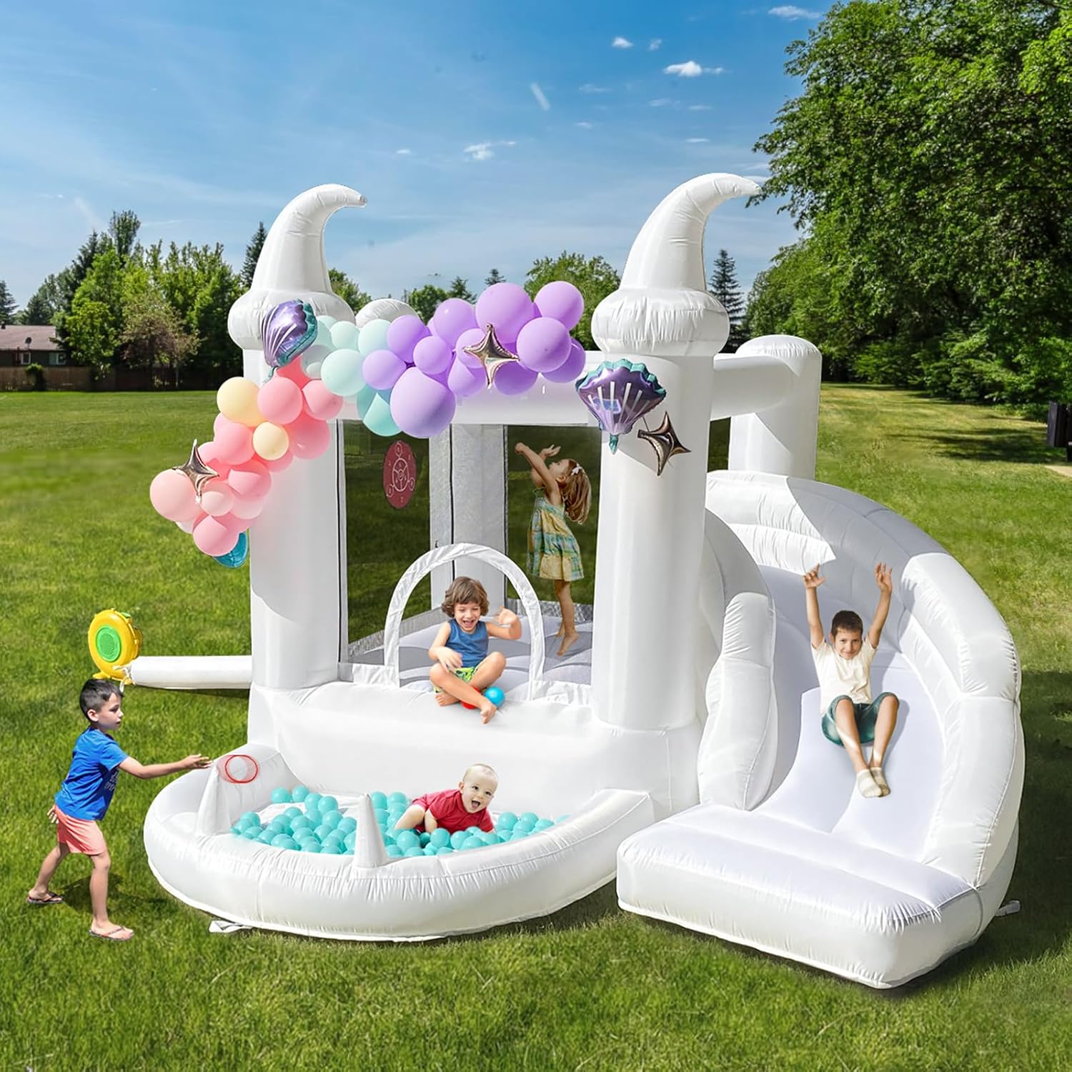 Weißes Hüpfhaus mit Rutsche und Bällebad – Got Inflatables