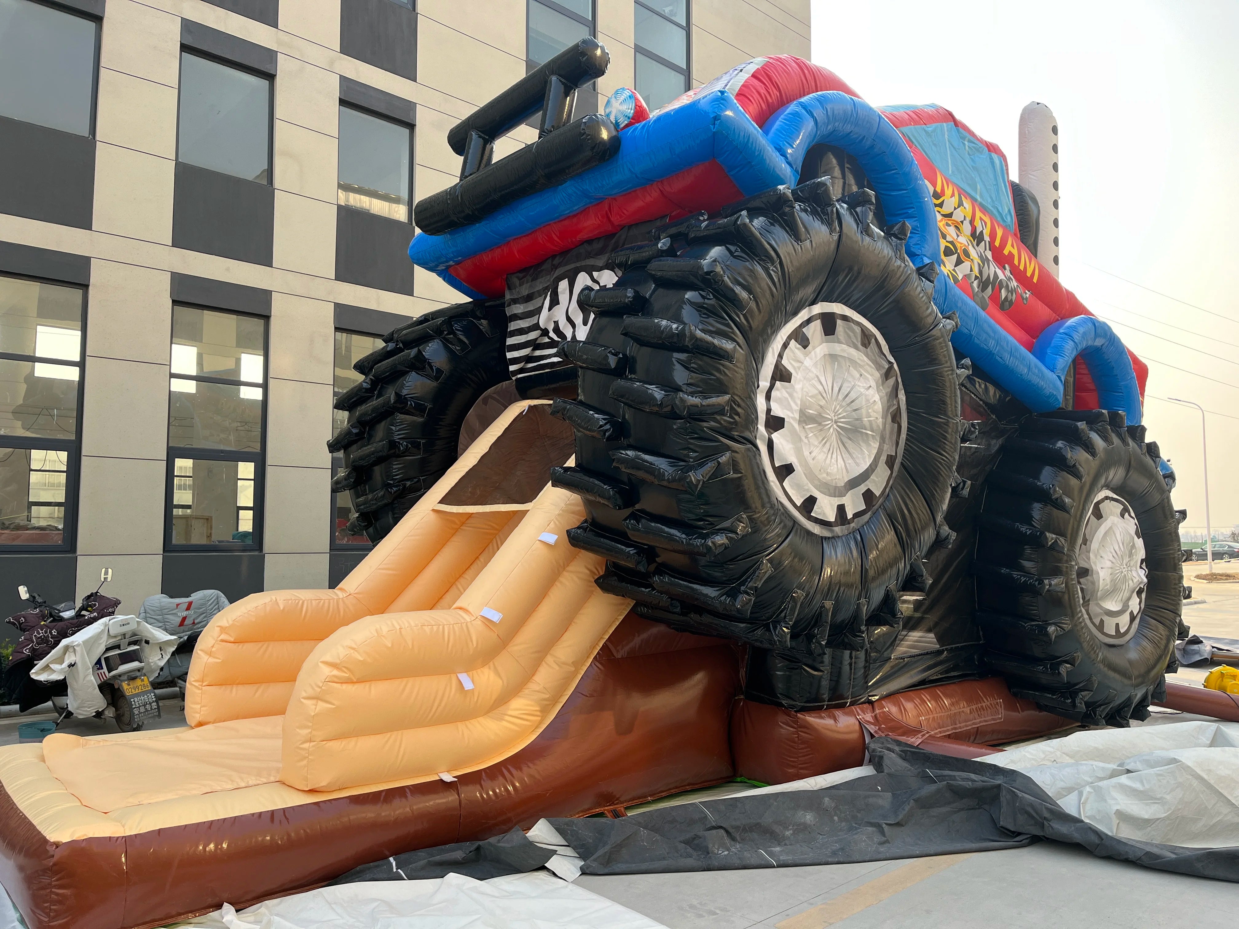 Aufblasbare Monster Truck Hüpfburg mit Rutsche