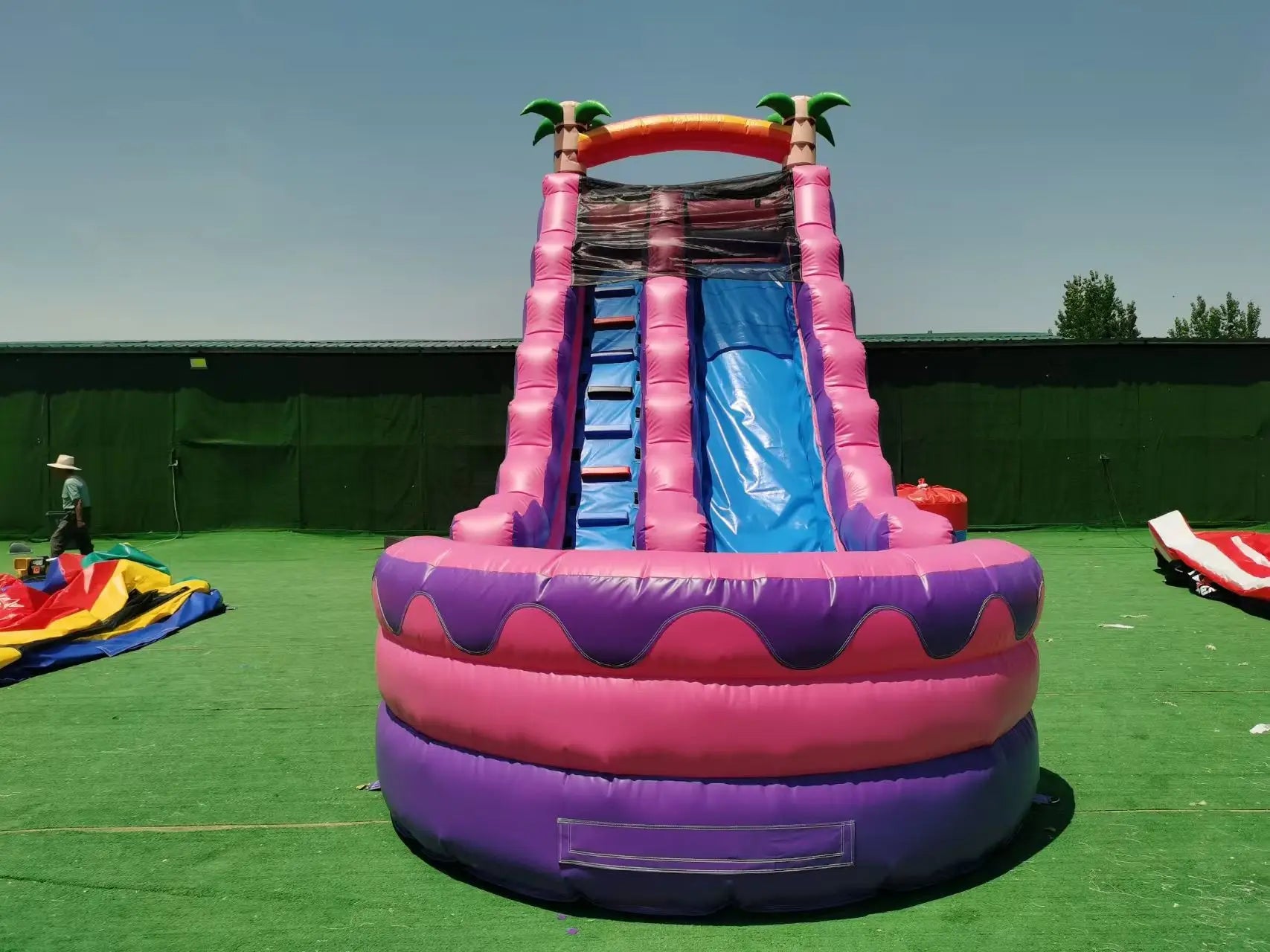 Toboggan aquatique gonflable avec piscine sur le thème des cocotiers