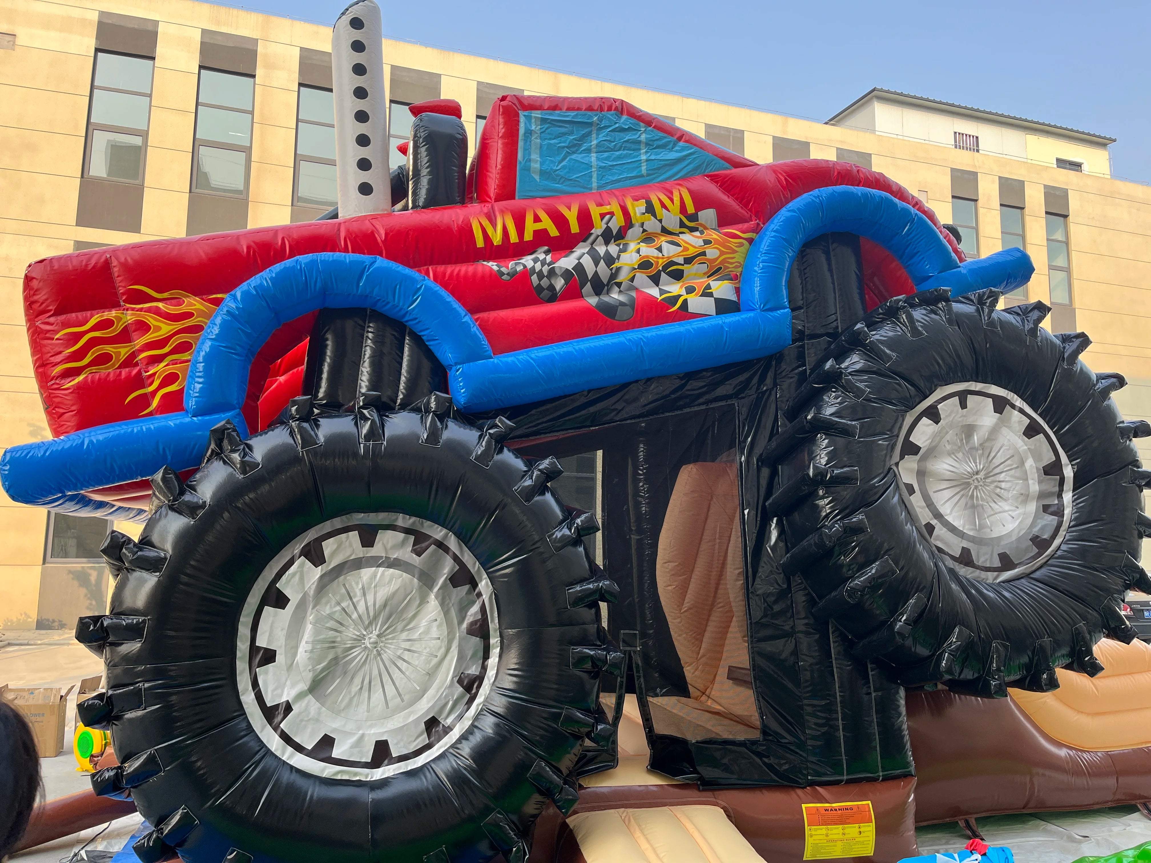 Aufblasbare Monster Truck Hüpfburg mit Rutsche