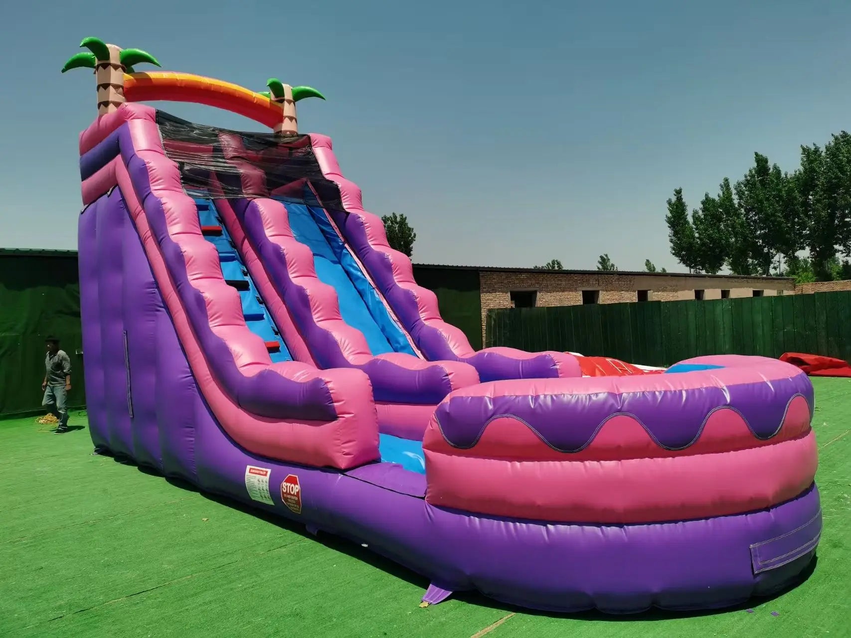 Toboggan aquatique gonflable avec piscine sur le thème des cocotiers