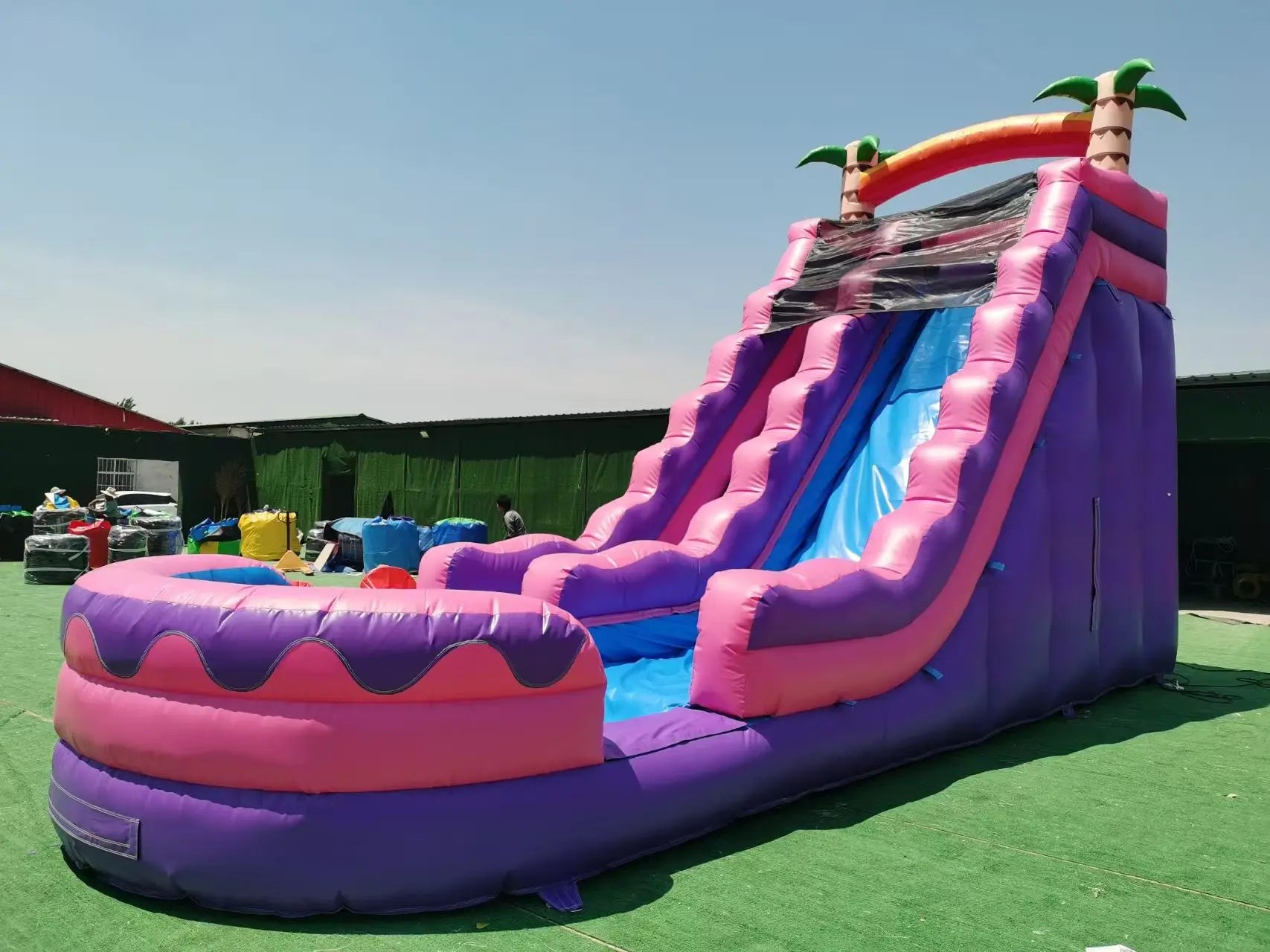 Toboggan aquatique gonflable avec piscine sur le thème des cocotiers