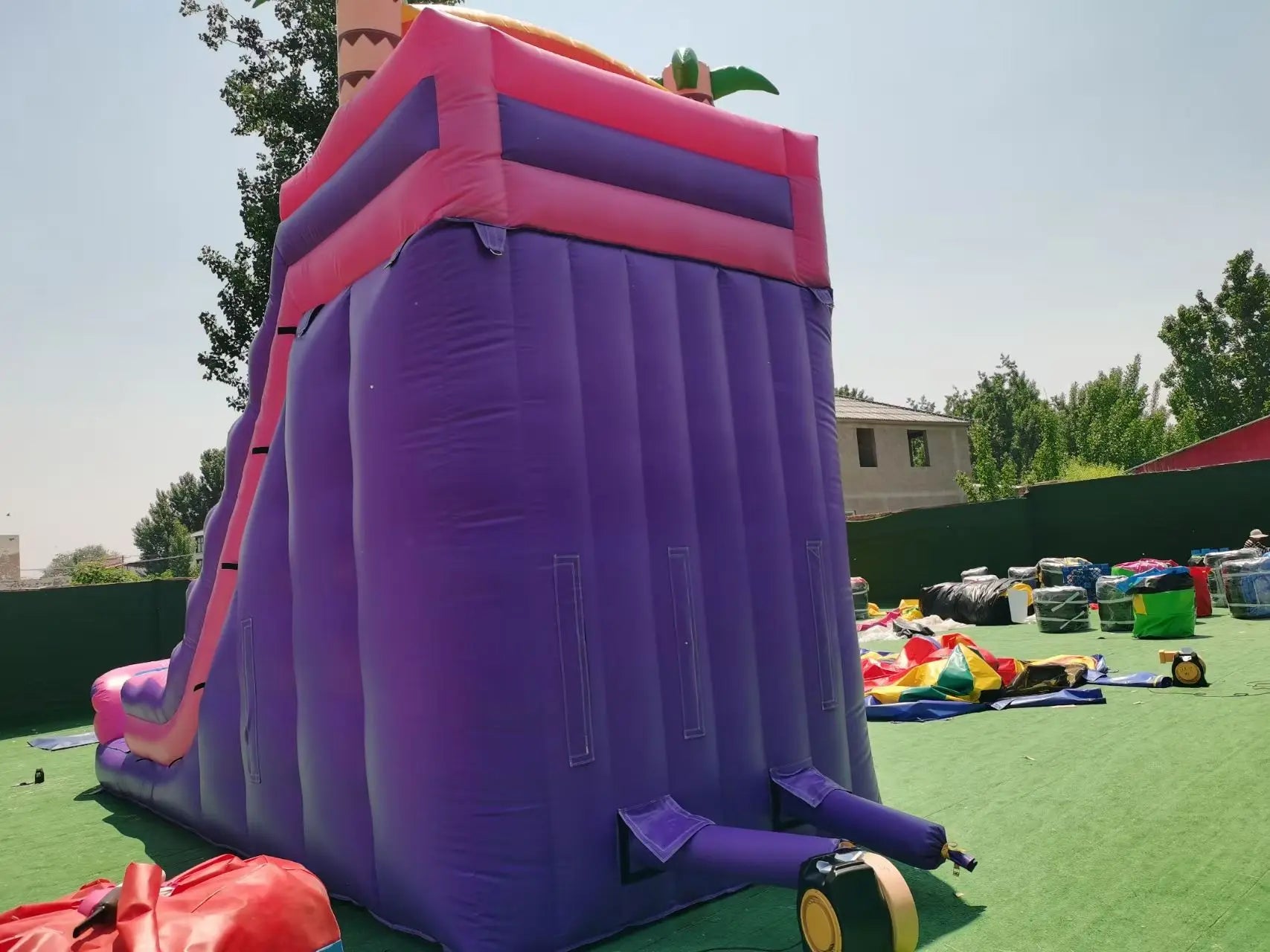 Toboggan aquatique gonflable avec piscine sur le thème des cocotiers