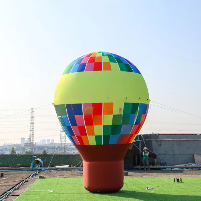 Aufblasbarer Bodenball in Form eines Heißluftballons
