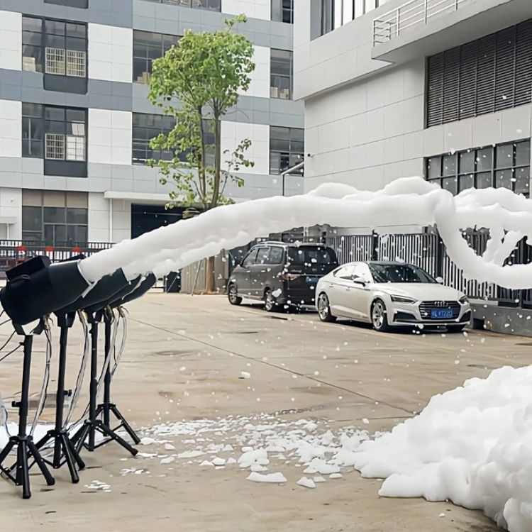 Mini canon à mousse pour fêtes au bord de la piscine