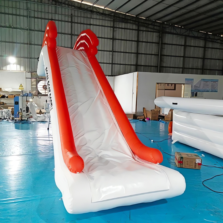 Toboggan gonflable personnalisé pour yachts et événements