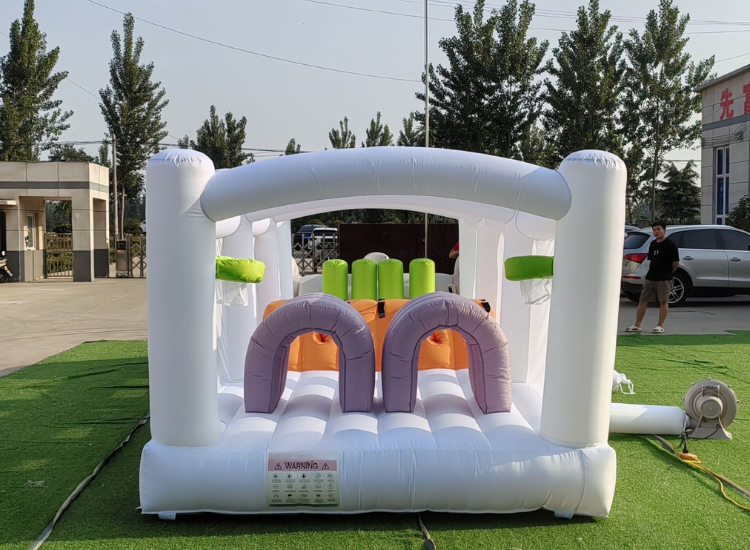 Weißes Hindernisparcours-Hüpfburg-Kombi