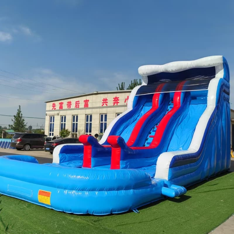 Toboggan aquatique gonflable avec pataugeoire