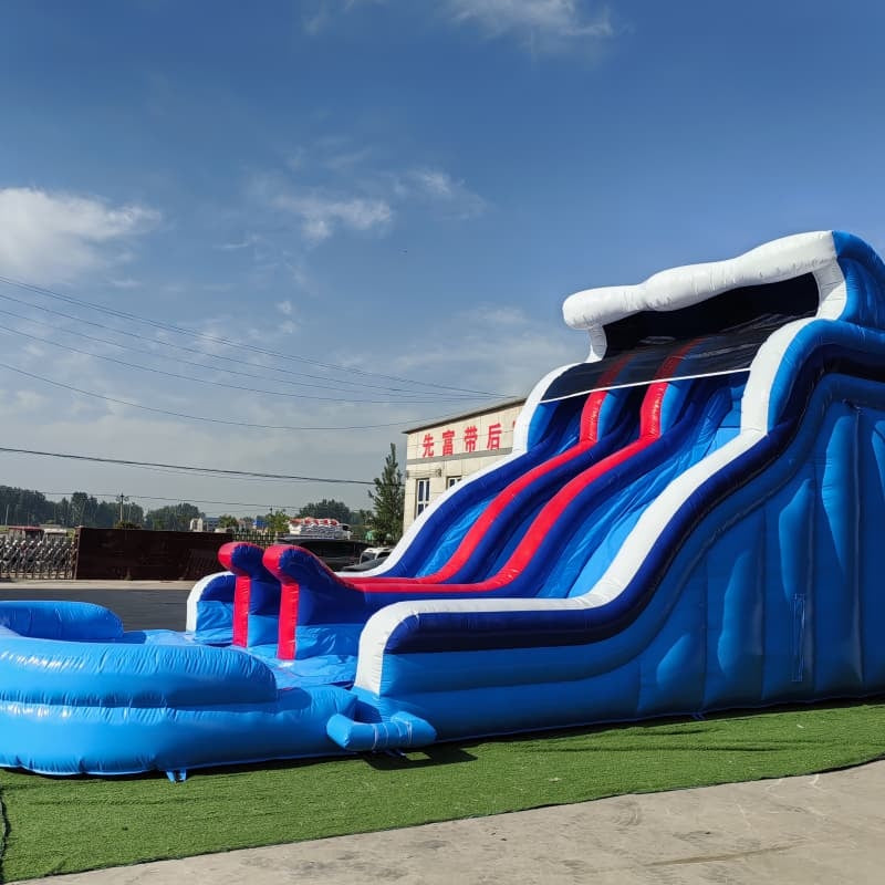 Toboggan aquatique gonflable avec pataugeoire