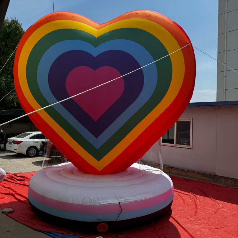 Decoración de globo gigante inflable de corazón arcoíris
