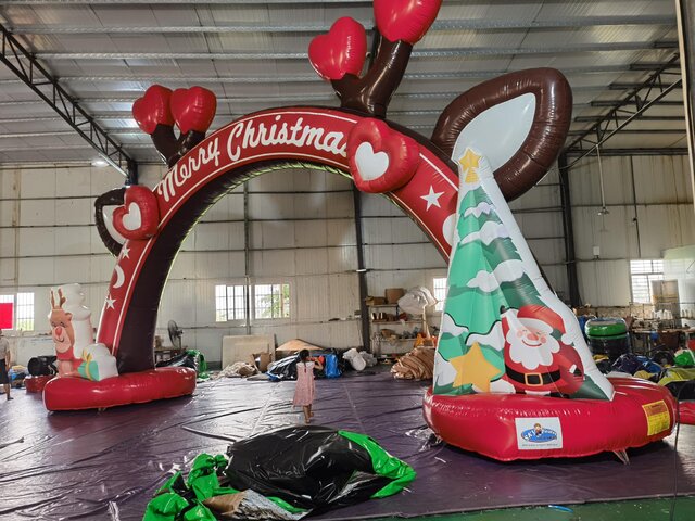 Aufblasbarer Weihnachts-Torbogen zur Dekoration des Eingangs