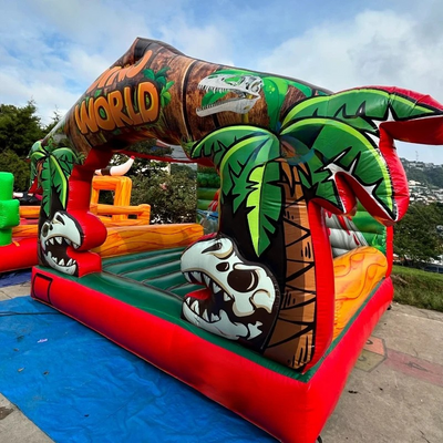 Juego al aire libre: Paseo en dinosaurio inflable