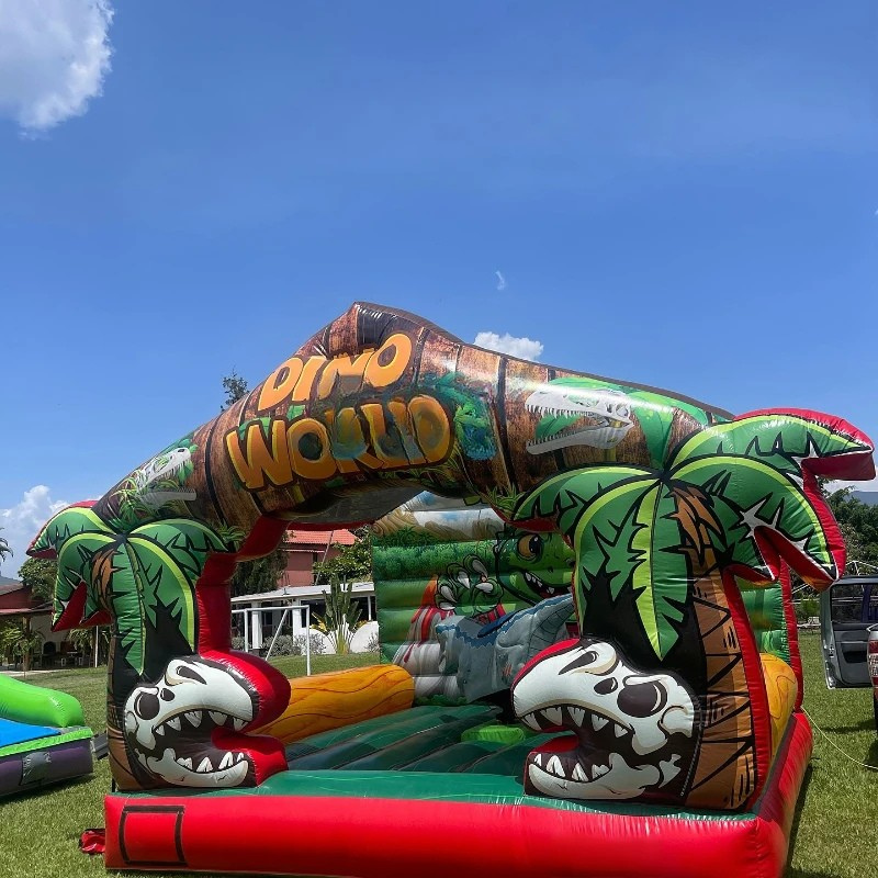 Juego al aire libre: Paseo en dinosaurio inflable