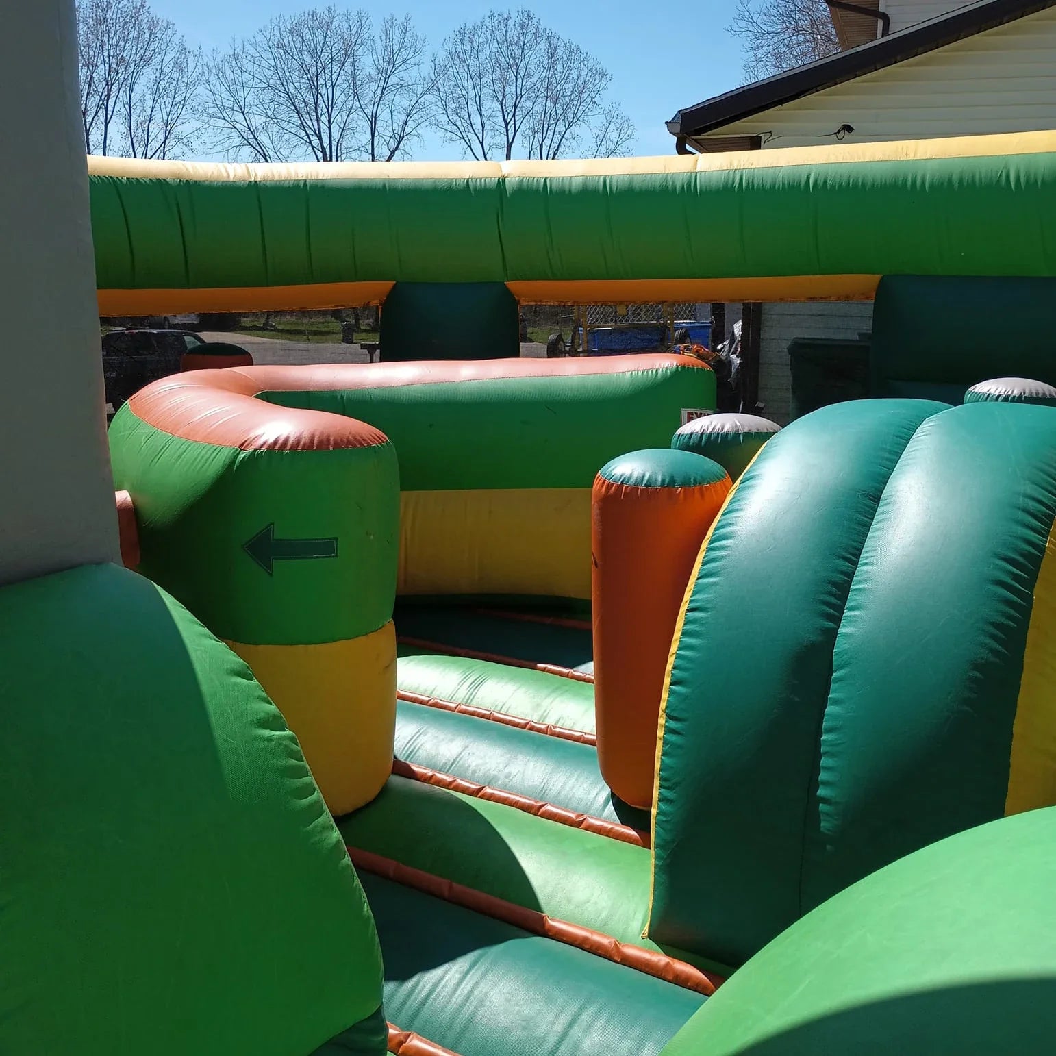 Pista de obstáculos inflable con tobogán y casa de rebote temática de selva