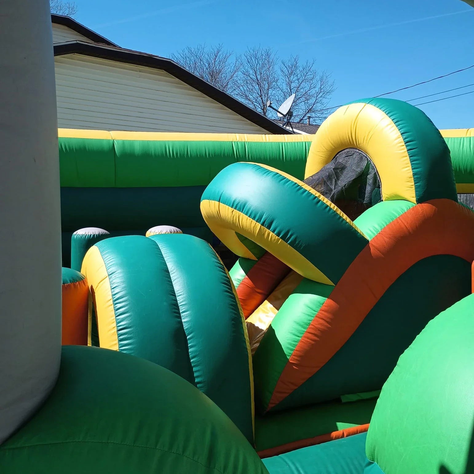 Pista de obstáculos inflable con tobogán y casa de rebote temática de selva