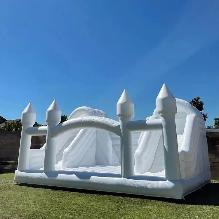 Hüpfburg mit zwei Rutschen für Hochzeiten
