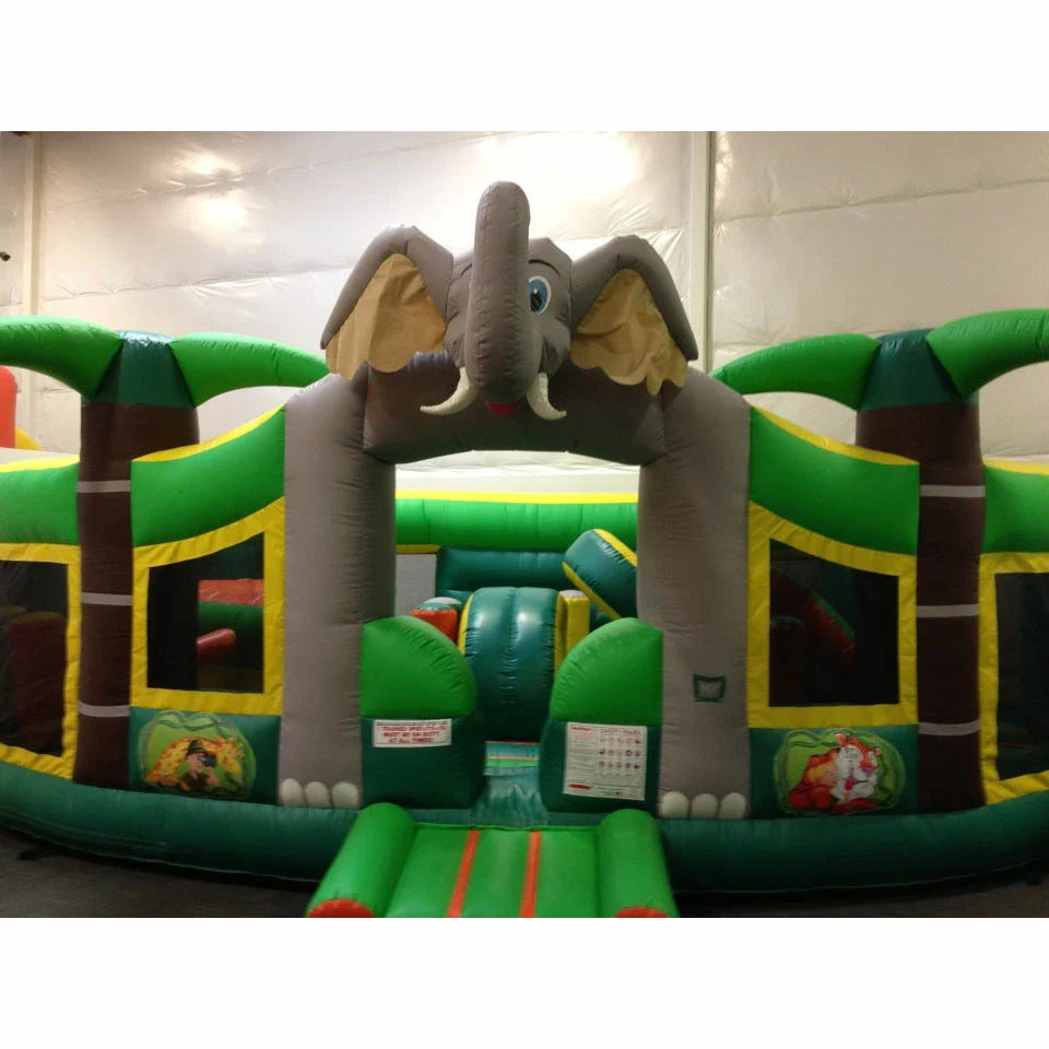 Pista de obstáculos inflable con tobogán y casa de rebote temática de selva