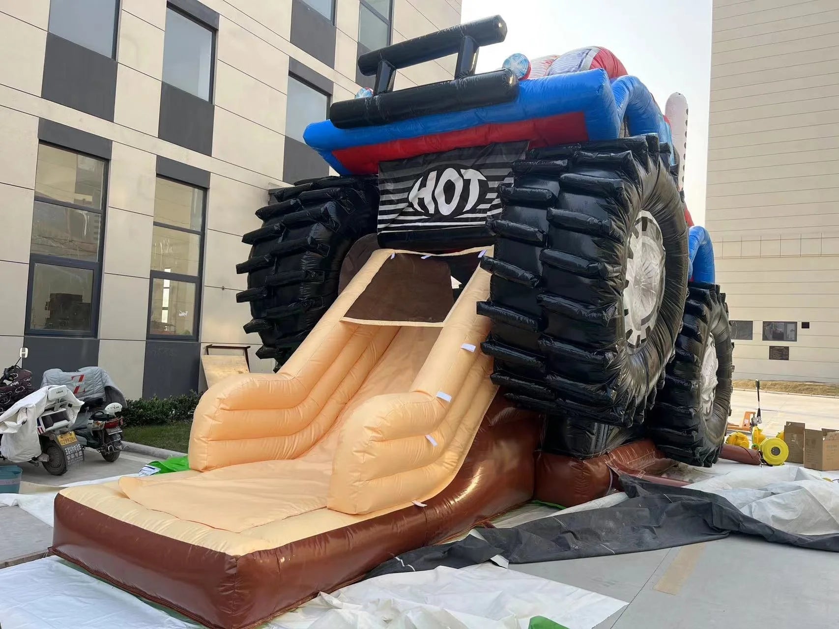 Aufblasbare Monster Truck Hüpfburg mit Rutsche