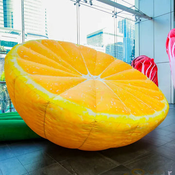 Riesige aufblasbare Zitrone für Werbung für frisch gepresste Limonade