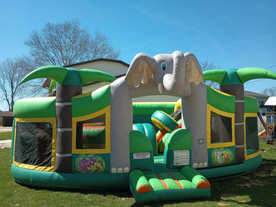 Pista de obstáculos inflable con tobogán y casa de rebote temática de selva