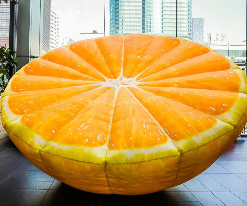 Riesige aufblasbare Zitrone für Werbung für frisch gepresste Limonade