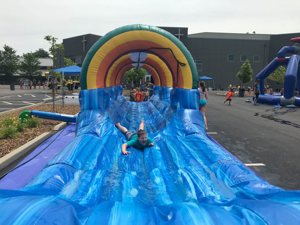 Aufblasbare Regenbogen-Wasserrutsche für den Sommer