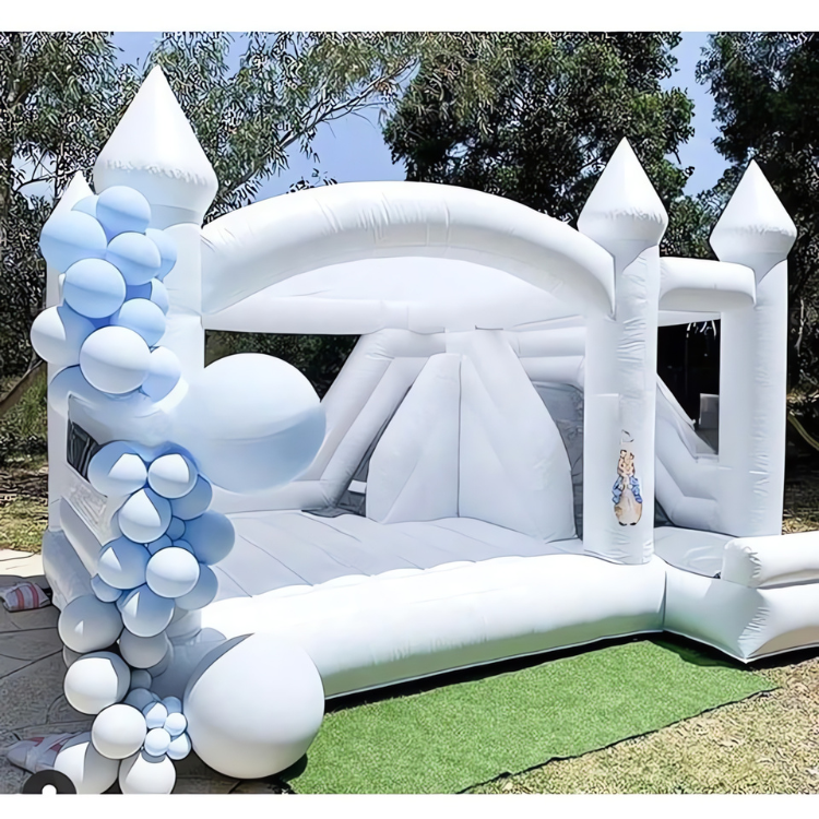 Château gonflable blanc avec toboggan pour événements
