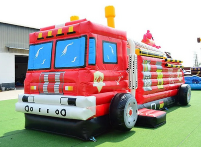 Hüpfburg mit Wasserrutsche und Feuerwehrmotiven für Kinder