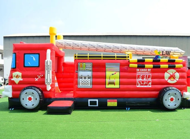 Hüpfburg mit Wasserrutsche und Feuerwehrmotiven für Kinder