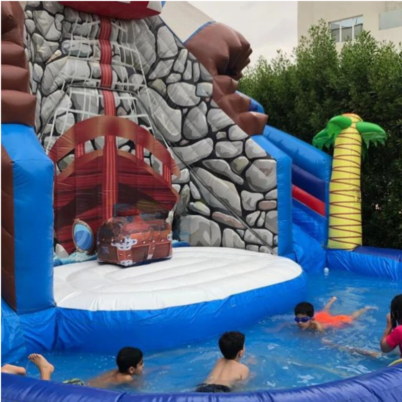 Aufblasbare Wasserrutschen mit Piratenmotiv – Spaß für alle