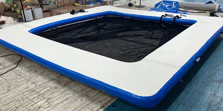 Aufblasbare schwimmende Plattform für Yachten
