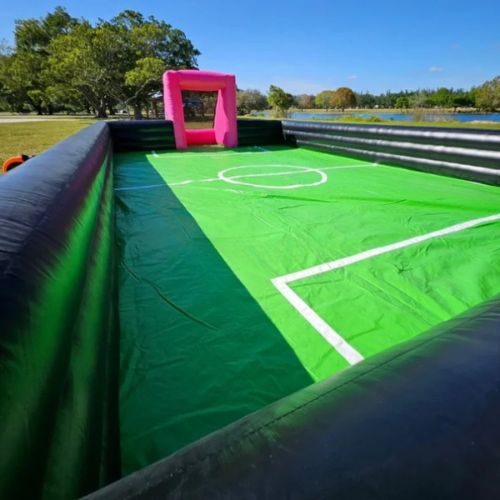Campo de fútbol hinchable rosa y negro