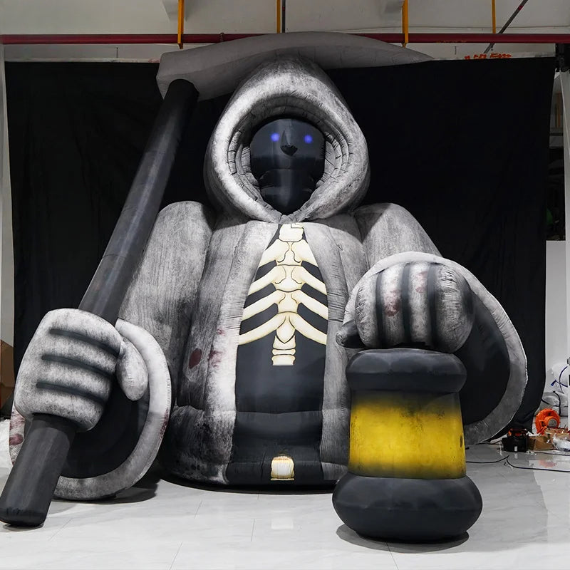 Riesiger aufblasbarer Sensenmann als Halloween-Dekoration