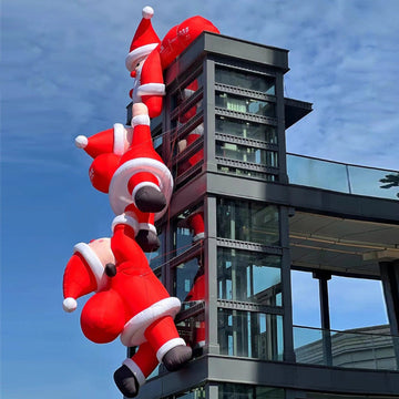 Divertida decoración inflable de Papá Noel trepando por el árbol de Navidad