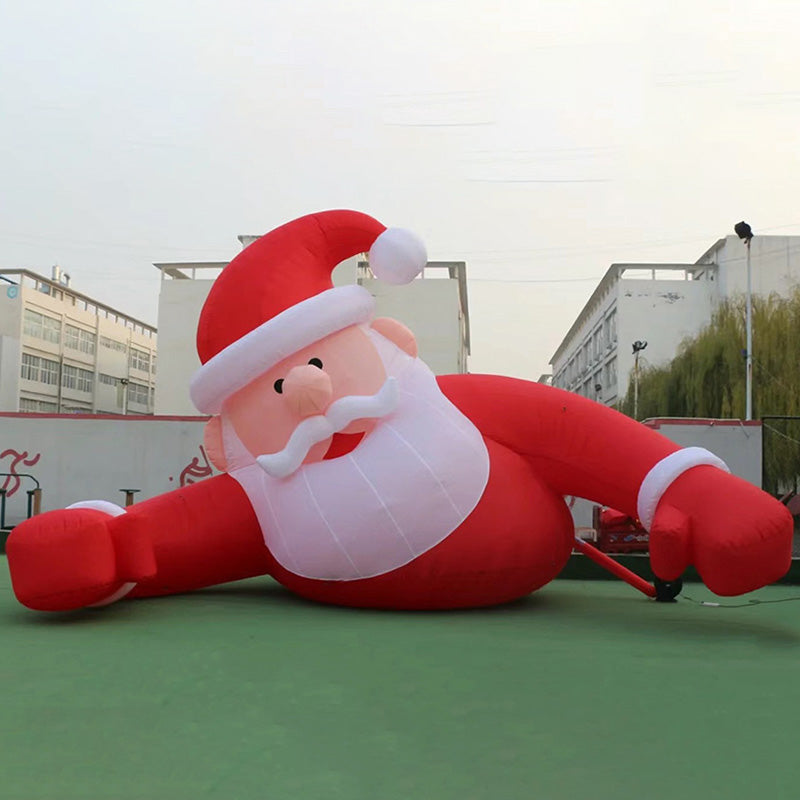 Riesiger liegender Weihnachtsmann, aufblasbares Außendekor