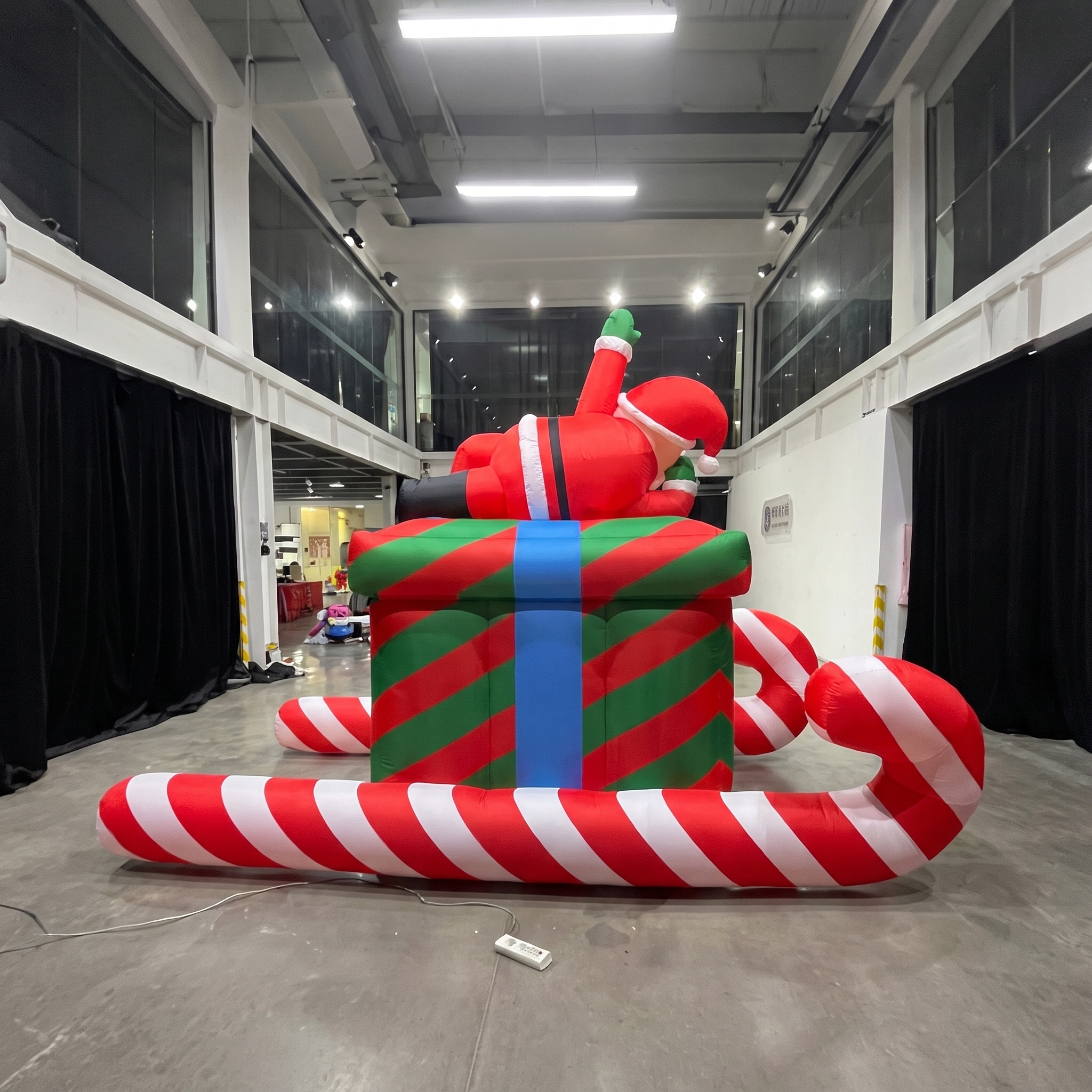 Commercial Christmas Inflatable Santa Display with Gift Box