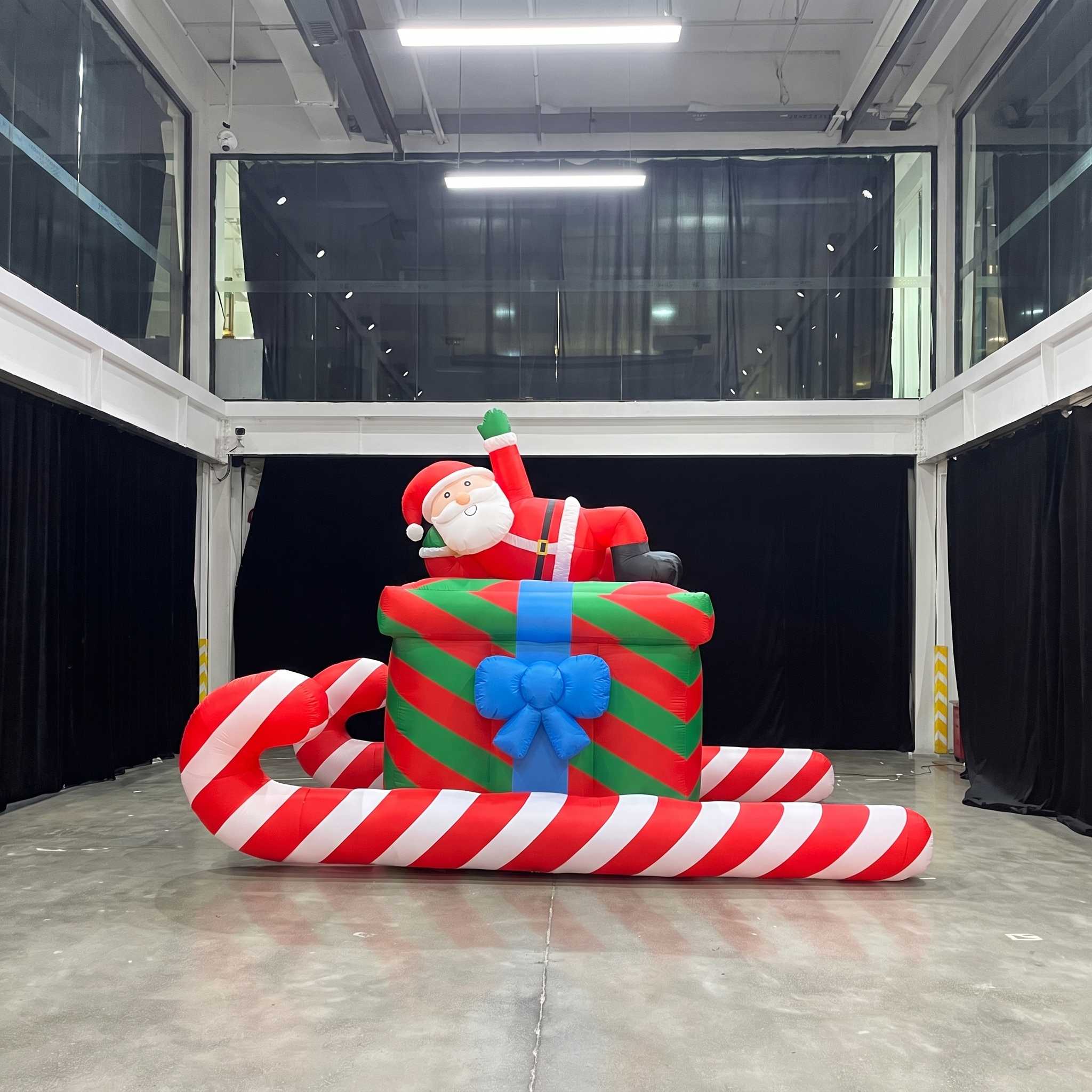 Commercial Christmas Inflatable Santa Display with Gift Box