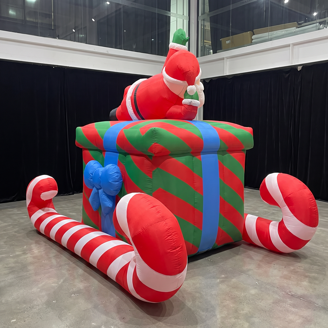 Commercial Christmas Inflatable Santa Display with Gift Box