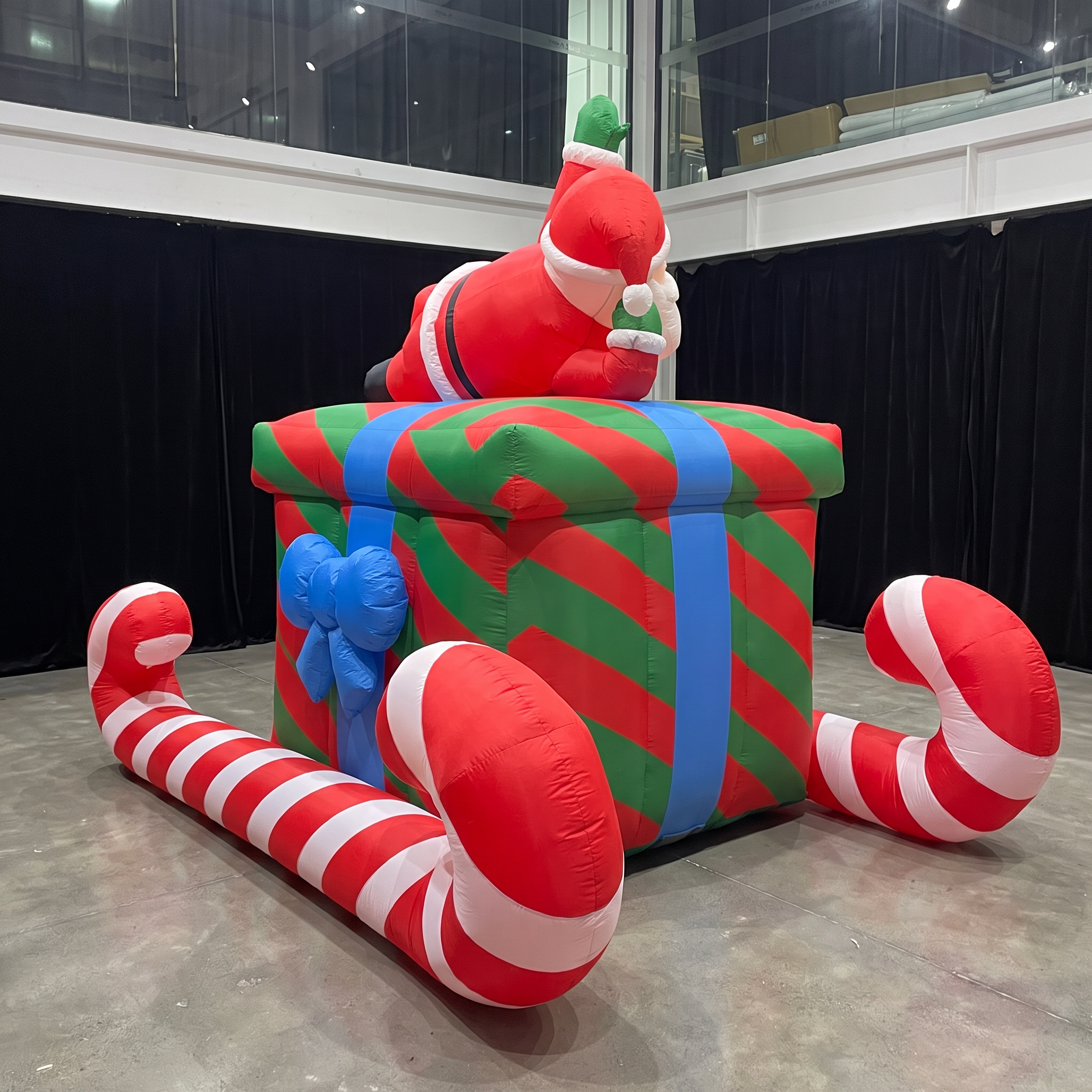 Commercial Christmas Inflatable Santa Display with Gift Box