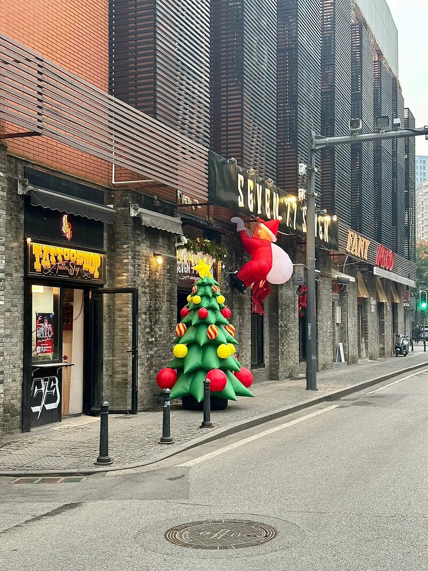 Red Gold Bauble Star Green Christmas Tree Inflatable