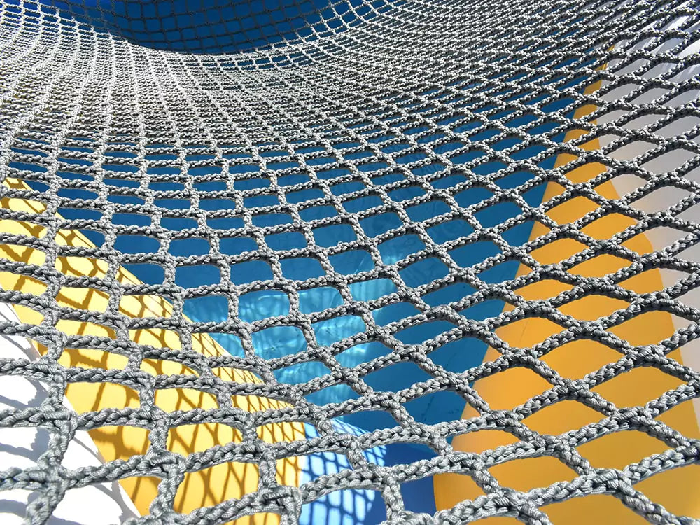 Aufblasbare Wasserbahn mit Kletternetz
