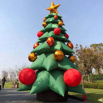 Aufblasbarer Weihnachtsbaum mit roten, goldenen, sternförmigen und grünen Kugeln