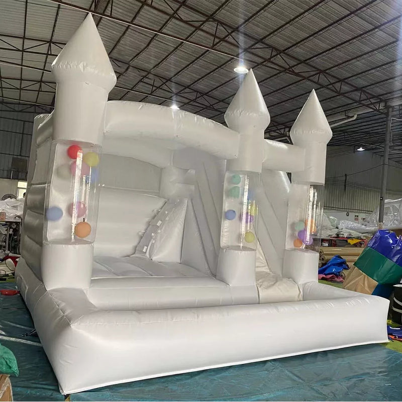 Château gonflable de 4,5 m avec ballons blancs, idéal pour les fêtes d'enfants et d'adultes
