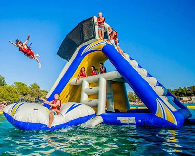 Aufblasbares Wassertrampolin mit Dreiecksrutsche