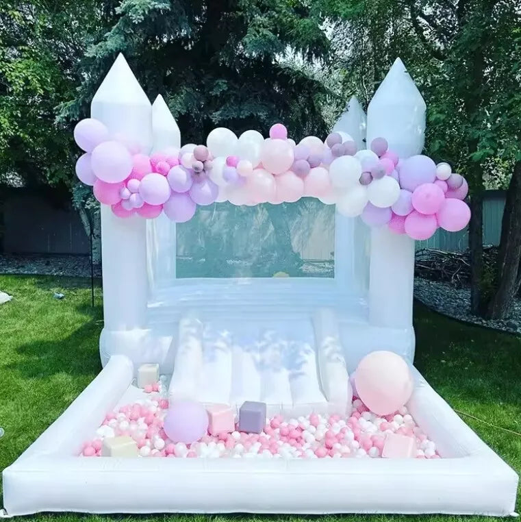 Château gonflable avec ballons pour enfants et fêtes