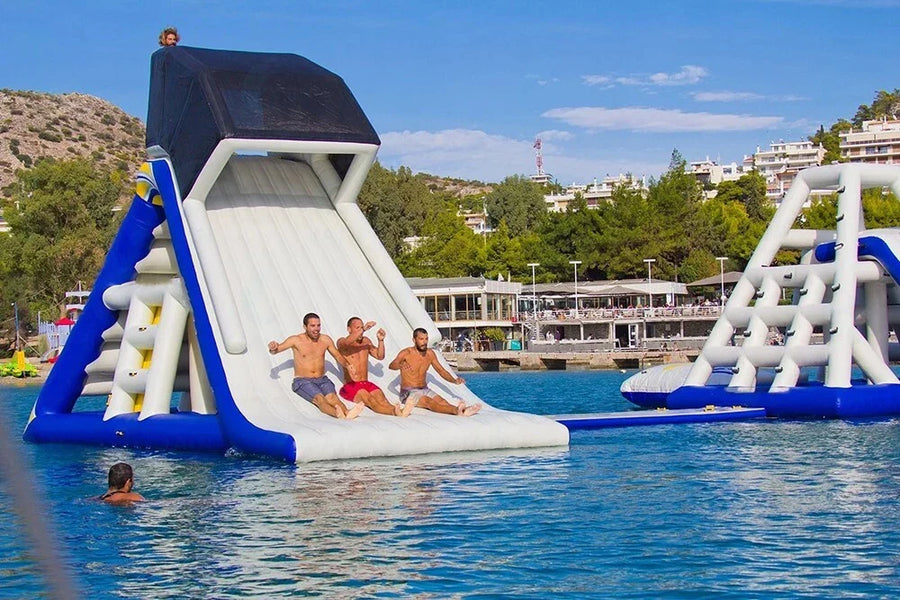 Aufblasbares Wassertrampolin mit Dreiecksrutsche