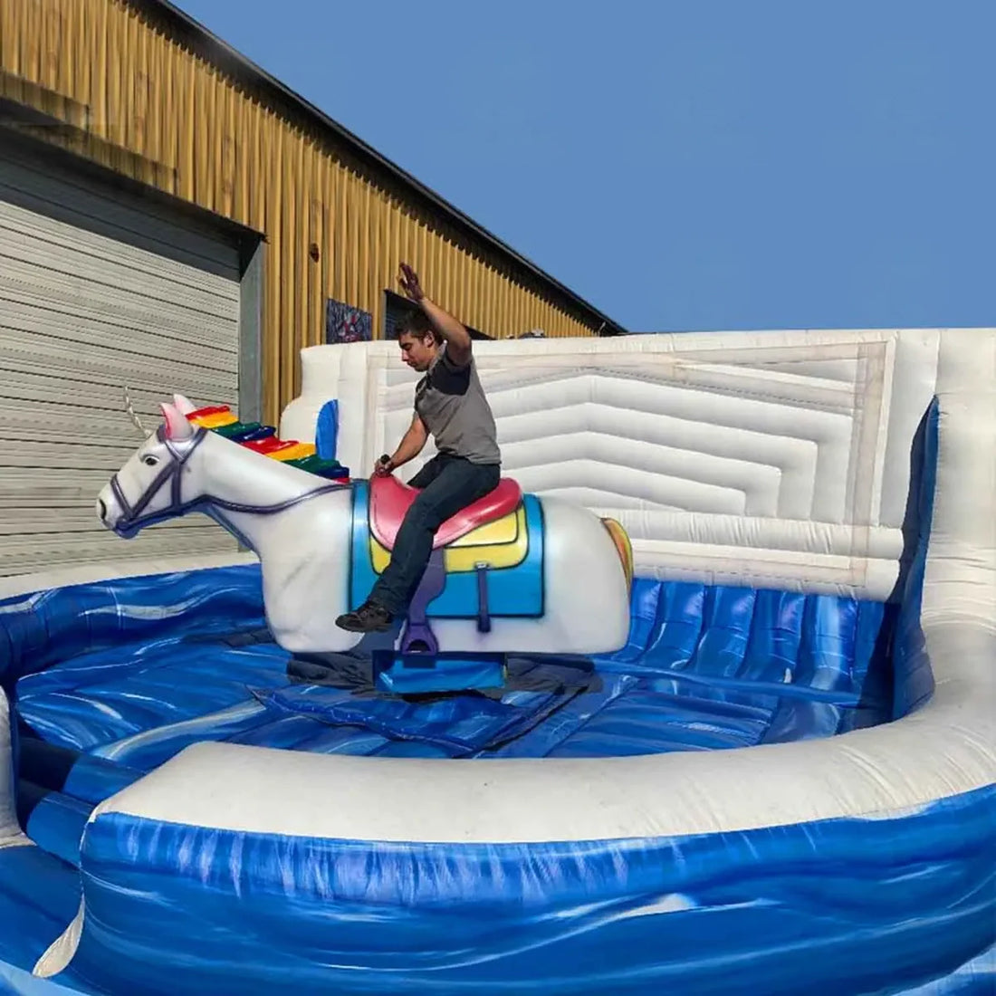 Vermietung einer aufblasbaren Bullriding-Anlage